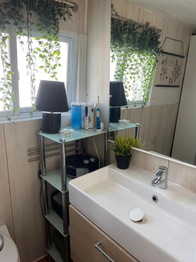 Light Bedroom In A Home Boat Barcelona Exterior foto